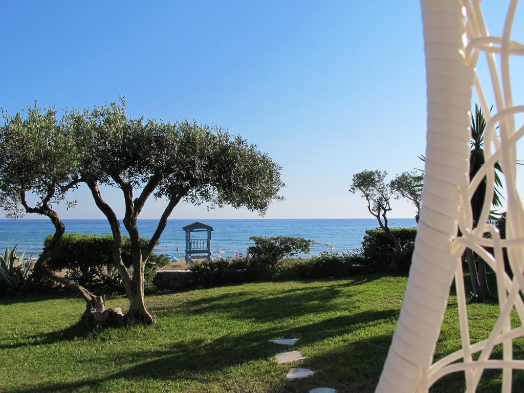Seafront Calista Beach House With Garden Glyfada  Buitenkant foto