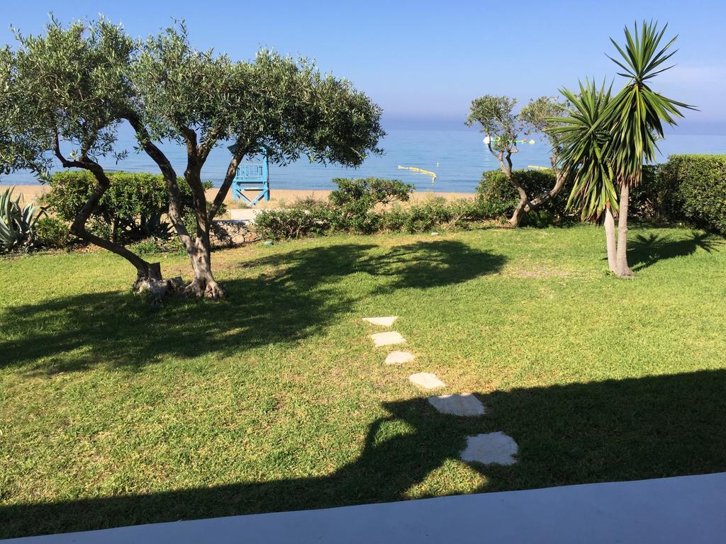 Seafront Calista Beach House With Garden Glyfada  Buitenkant foto